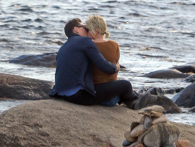 Taylor Swift hôn 'Loki' trên biển sau khi chia tay bạn trai
