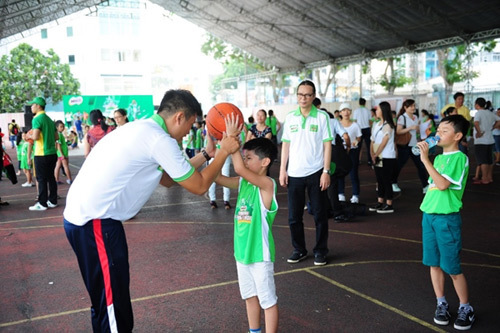 Tranh bóng với Công Vinh trong Trại hè năng lượng MILO 2016