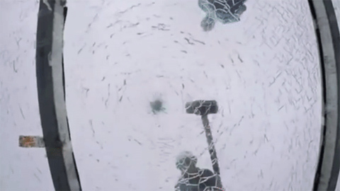 Cây cầu kính cao nhất thế giới vừa bị đập bằng búa tạ