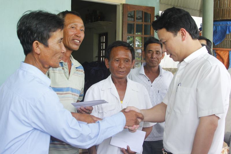 Chủ tịch Hà Tĩnh tặng quà ngư dân cứu phi công