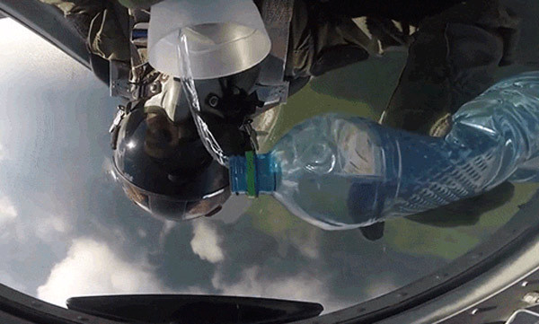 Xem phi công trổ tài rót nước chảy ngược lên giữa trời