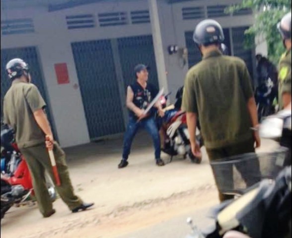 Khống chế kẻ cầm dao chém người điên cuồng ở Sài Gòn