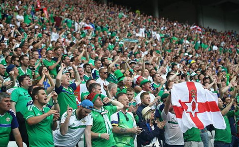 Một CĐV Bắc Ireland chết trên khán đài