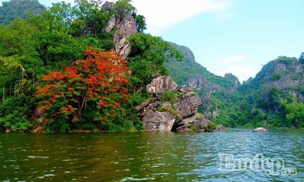 Trải nghiệm cảm giác chèo thuyền ngắm cảnh trên hồ Quan Sơn