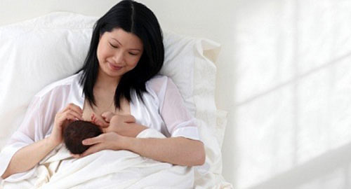 Trẻ bú mẹ giảm nguy cơ nhiễm trùng tai mũi họng