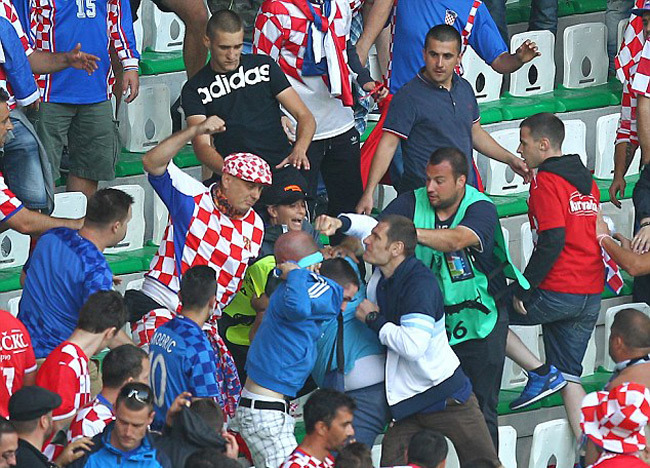 Holigan ném pháo sáng, Croatia đối mặt án phạt nặng