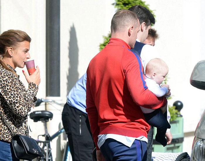 Rooney xé rào khám phá đường phố với vợ con