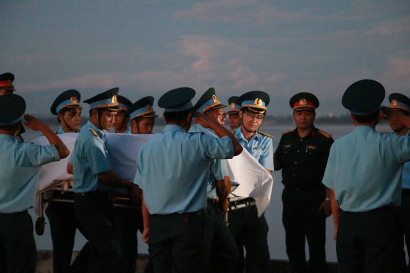 Trắng đêm chờ đón phi công Trần Quang Khải