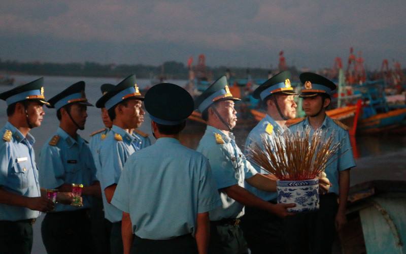 Phi công Trần Quang Khải đã được đưa vào bờ