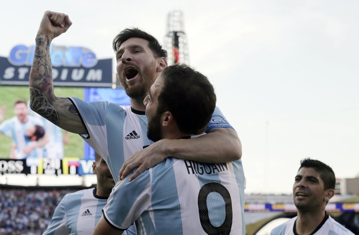 Messi lập công, Argentina đấu tuyển Mỹ ở bán kết