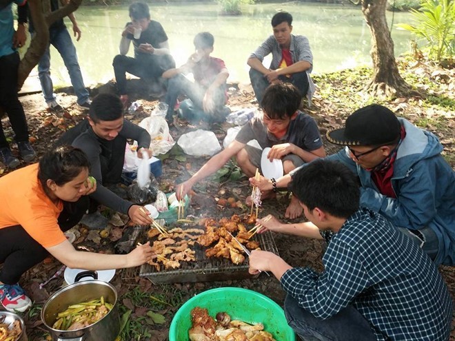 Con riêng của chồng bí mật cho mẹ ghẻ uống thuốc tránh thai