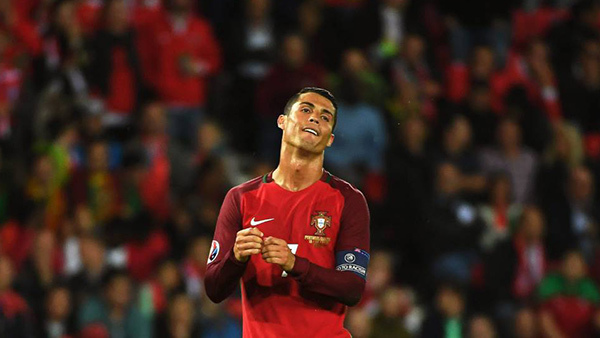 Messi ghi bàn, Ronaldo có kích thích không?