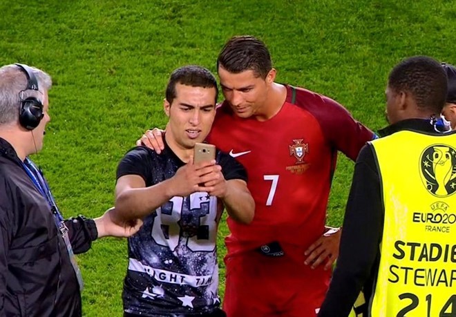 Fan cuồng phát khóc khi được tự sướng với Ronaldo