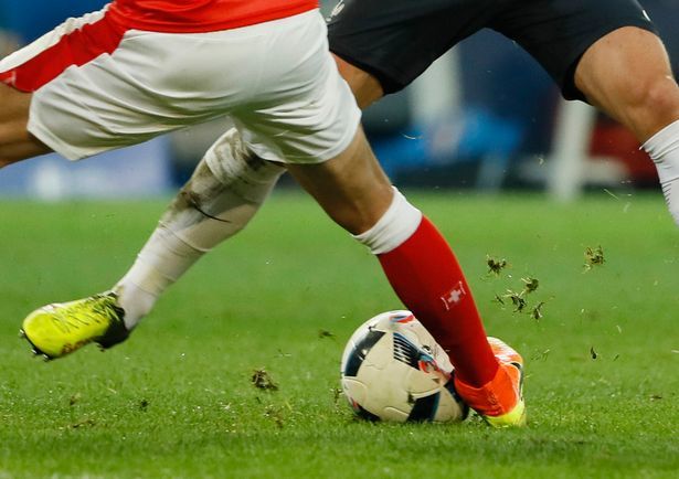 Hi hữu: Bóng nổ sau pha tranh chấp của Griezmann