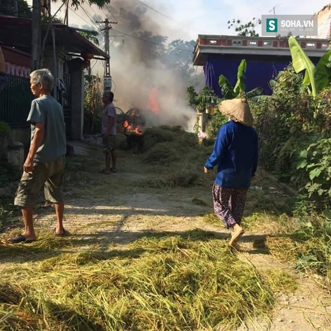 Đỗ trên đống rơm, xe ô tô bất ngờ bốc cháy trơ khung