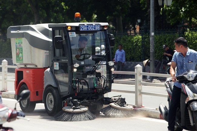 Cận cảnh 'siêu xe' hút bụi trên phố Hà Nội