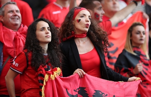 Fan nữ Albania tiếp tục 