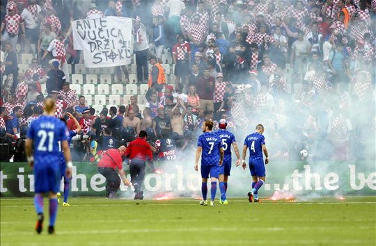 Góc EURO: Lòng thù hận và sự trả đũa xuẩn ngốc