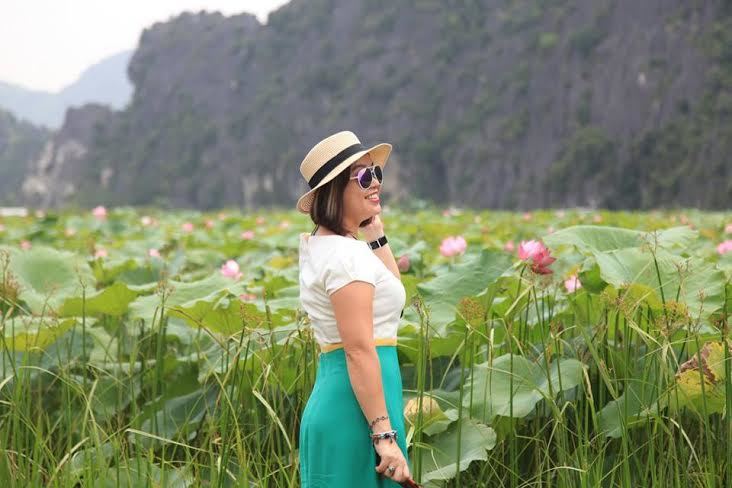 Đầm sen tựa thế núi đẹp mê mẩn du khách ở Ninh Bình