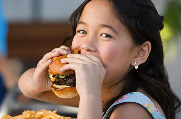 Chiến lược ăn uống thông minh bố mẹ nên áp dụng với con