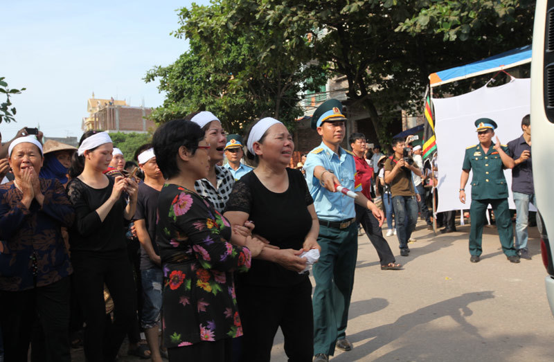 Tiếng gọi cha rát lòng của con gái phi công Khải