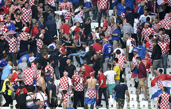 Holigan phá hoại trận đấu, Croatia lãnh án phạt nặng