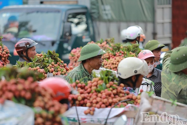 Nước suối bỗng nhuộm màu đen kịt, người dân bức xúc ngược dòng tìm manh mối