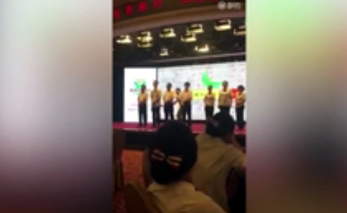 Nhân viên ngân hàng xếp hàng ngang nhận