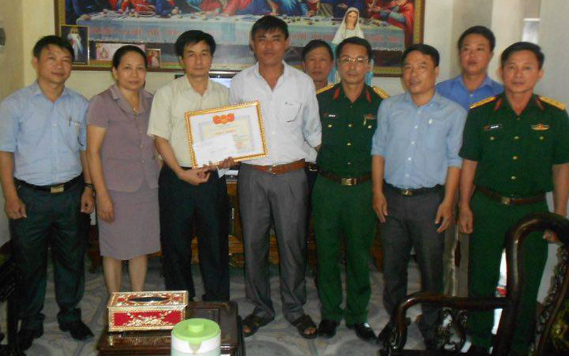 Khen thưởng ngư dân tìm thấy phi công Trần Quang Khải