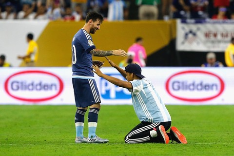 Fan cuồng lao vào sân, quỳ vái xin chữ ký Messi