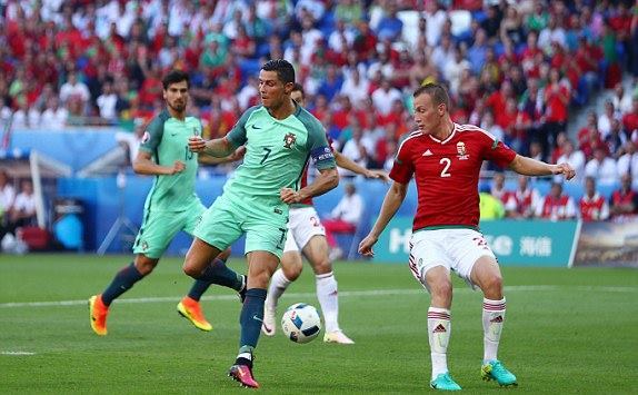 Siêu phẩm đánh gót giúp Ronaldo thiết lập kỷ lục