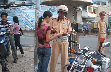 Ngồi ghế sau ô tô cũng phải thắt dây an toàn