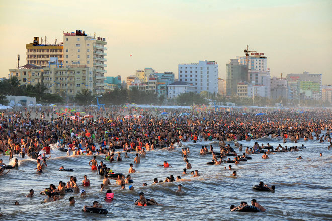 Lý do 70.000 người chen nhau trên bãi biển Sầm Sơn
