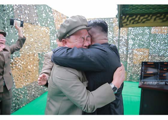 Phóng tên lửa thành công, Kim Jong-un ôm chầm chuyên gia