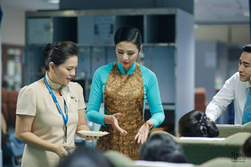 Hoa hậu Ngọc Hân làm nhân viên check-in Vietnam Airlines