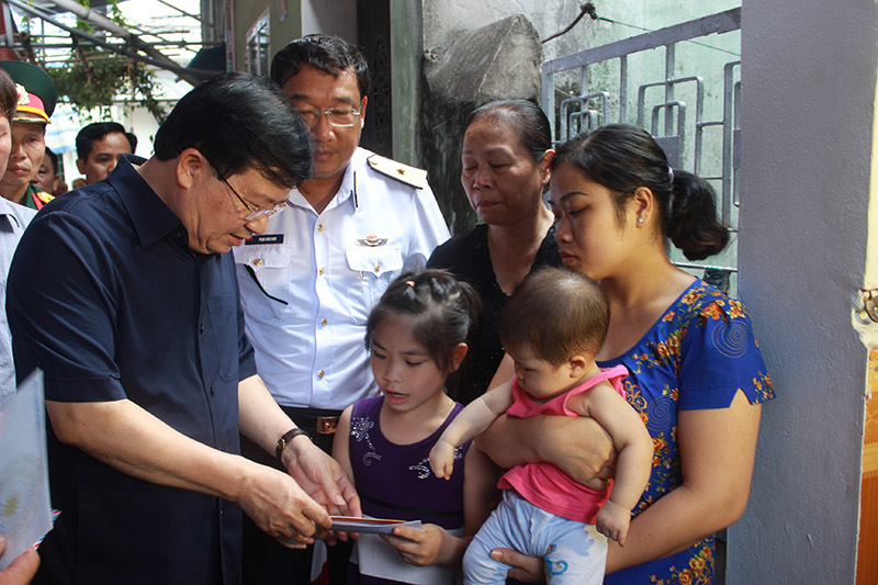 Phó Thủ tướng thăm gia đình quân nhân Casa 212