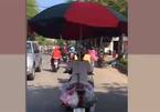 Những kiểu độ xe máy chống nắng nóng chỉ có ở Việt Nam
