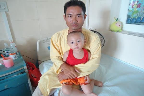 Bố mẹ phụ hồ, con trai bị ung thư tiền đâu chữa bệnh?