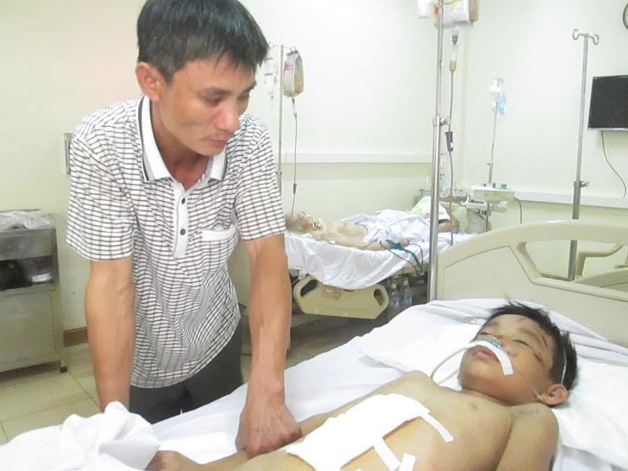 Cha nghèo tuyệt vọng vì con trai tai nạn dập não, vợ ung thư