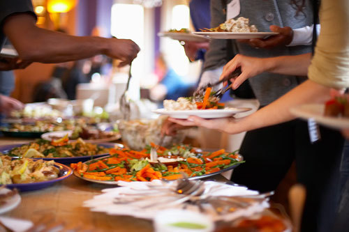 Vợ chồng trẻ ăn buffet lãng phí: Bị nhắc còn khó chịu
