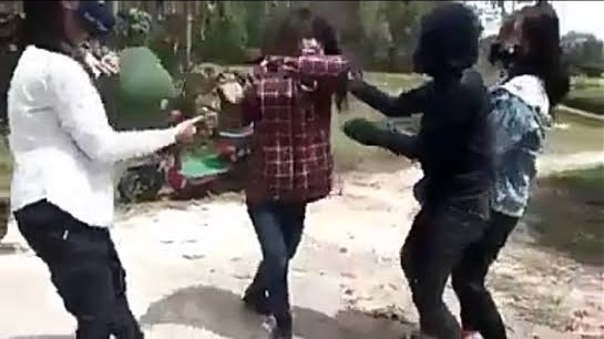 Đuổi học nhóm học sinh đánh bạn nhập viện
