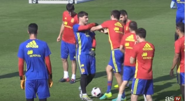 Casillas và Pique suýt choảng nhau trên sân tập