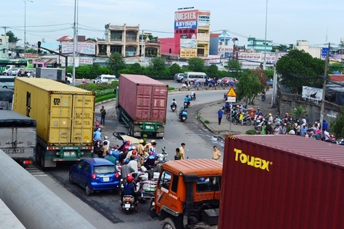 Cô gái bị xe container cán tử vong ở vòng xoay 'tử thần'