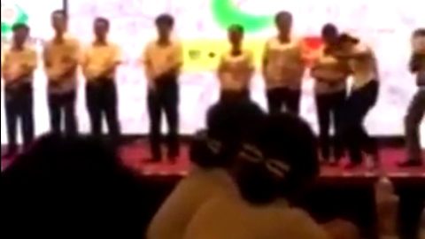 8 nhân viên ngân hàng bị vụt mông trước đám đông