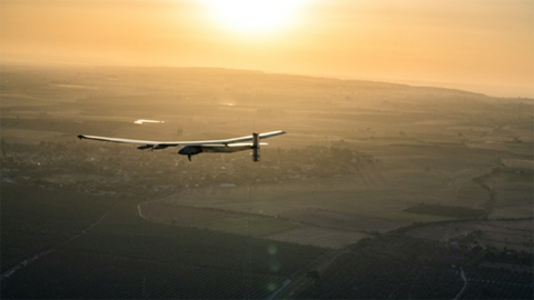 Máy bay Solar Impulse 2 vượt đại dương, an toàn hạ cánh châu Âu