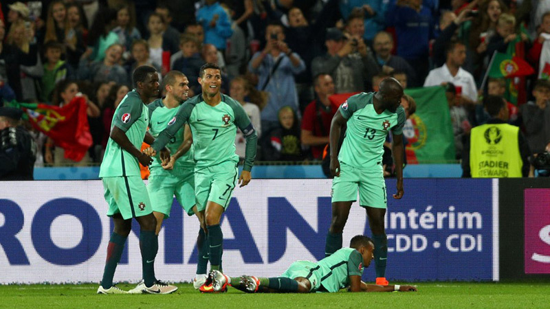 Ronaldo tịt ngòi, Bồ Đào Nha ăn may phút cuối