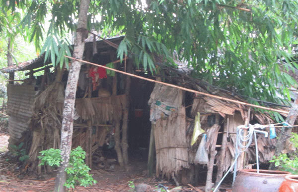 Kỳ lạ người chồng 6 năm không cắt tóc, hàng đêm ra mộ vợ tâm tình