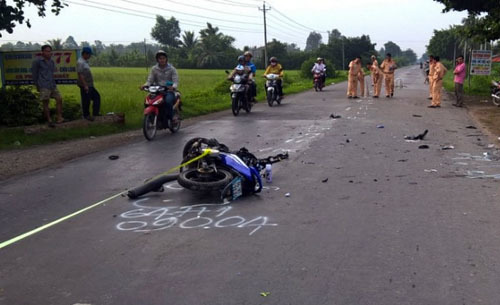 Xe máy tông xe tải, 3 thanh niên tử vong