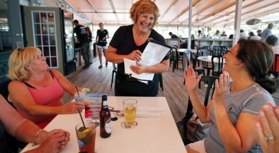 Phu nhân thống đốc ở Mỹ làm bồi bàn kiếm thêm tiền mua xe