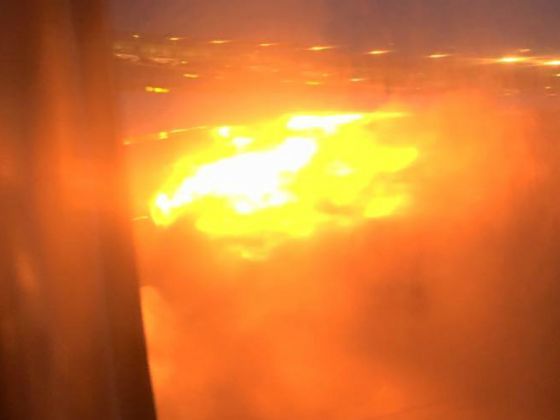 Máy bay chở hàng trăm hành khách bốc cháy dữ dội